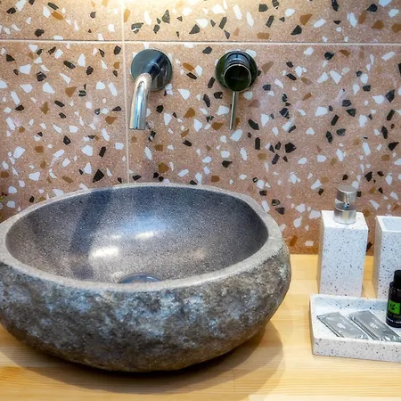 玛丽亚石楼公寓 *